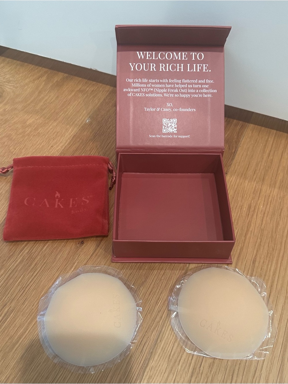 Cake Nude Circle Adhesive Covers with Rose Brick Gift Box and Red Pouch